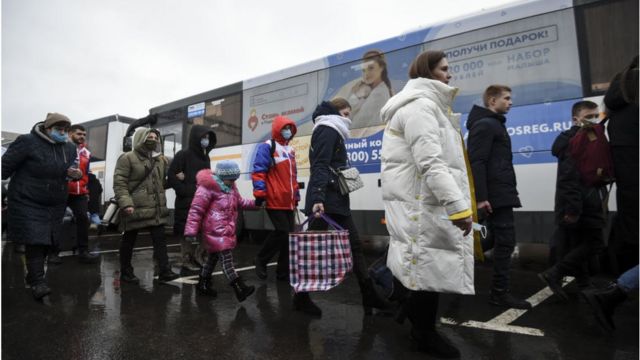 Civiles through Moscú tras ser evacuados de región de Donbás.