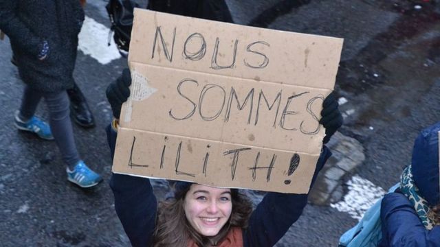 “Somos Lilith!”, diz o cartaz de garota em uma passeata na França, em 2018