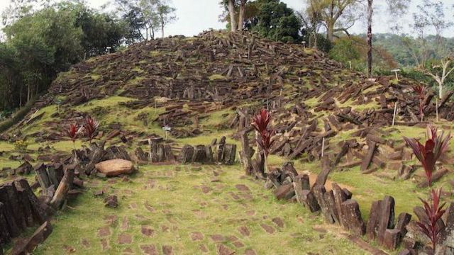 Gunung Padang, montanha com grama e ruinas