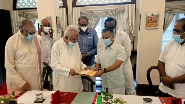 இலங்கைக்கான இந்திய உயர் ஆணையரிடம் கடிதத்தை ஒப்படைக்கும் இலங்கை தமிழ் அரசியல்வாதிகள்