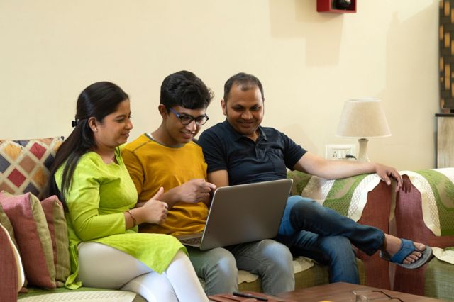 குழந்தைகள் வளர்ந்த பிறகு பெற்றோரை பிரிந்து தனியாக வாழ்வதுதான் சரியா?