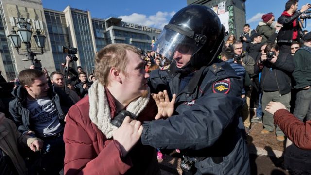 警方在位於首都莫斯科市中心的普希金廣場局部抗議者。