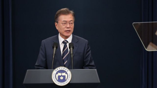 문 대통령은 이날 오전 춘추관 브리핑룸에서 '2차 남북정상회담 결과 발표'를 통해 "오랫동안 저는 남북의 대립과 갈등을 극복하기 위한 방법으로 정상 간의 정례적인 만남과 직접 소통을 강조해왔고, 그 뜻은 4·27 판문점 선언에 고스란히 담겨 있다"고 말했다