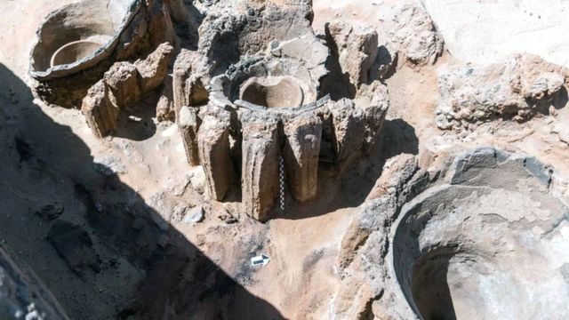 Uma foto disponibilizada pelo Departamento Egípcio de Antiguidades em 14 de fevereiro de 2021 mostra os restos de uma cervejaria descoberta na antiga cidade de Abydos