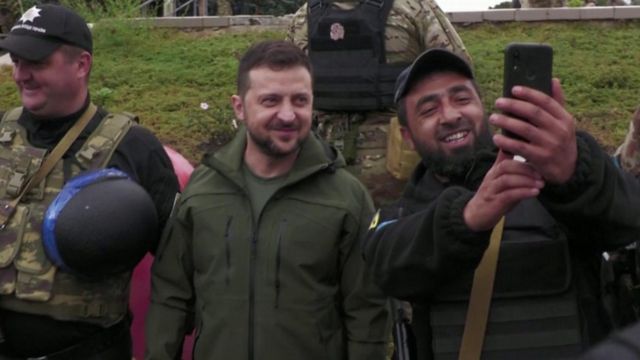 زيلينسكي يزور مناطق حررتها قواته من روسيا في شرق أوكرانيا