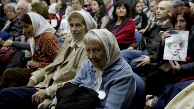 Ativistas no julgamento de militares em Buenos Aires