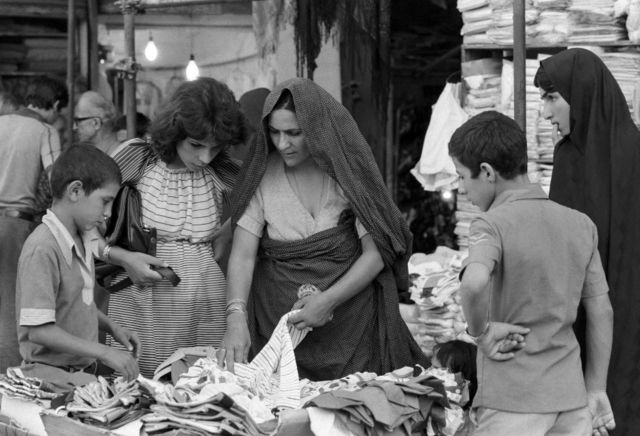 Mulheres comprando roupas nas ruas de Teerã em 26 de agosto de 1978