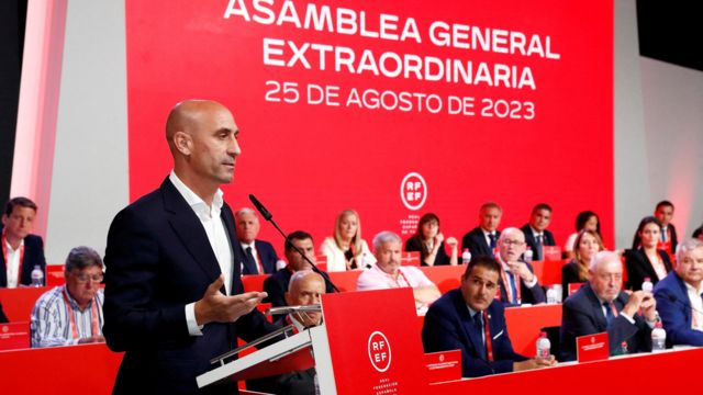 Luis Rubiales em assembleia