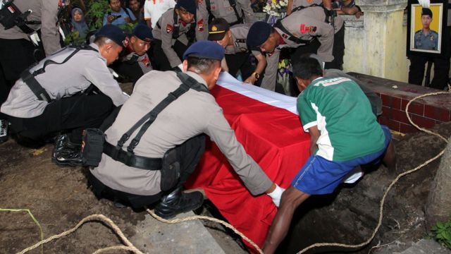 Isak Tangis Iringi Pemakaman Gilang Polisi Korban Bom Kampung Melayu Bbc News Indonesia 2527