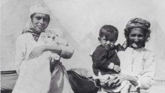 لاجئون أرمن في عام 1915
