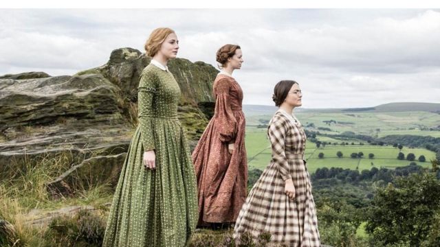 Las hermanas Bronte miran al horizonte, representadas en un docudrama de la BBC