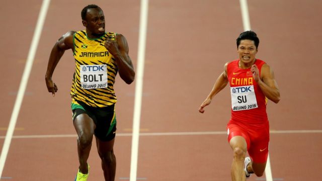 Bingtian Su corriendo junto a Usain Bolt en el Campeonato Mundial de 2015.