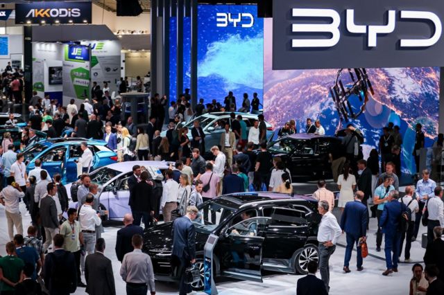 Visitantes observan coches eléctricos de la marca china BYD en el salón internacional del automóvil IAA Mobility 2023, el 6 de septiembre de 2023 en Múnich (Alemania)
