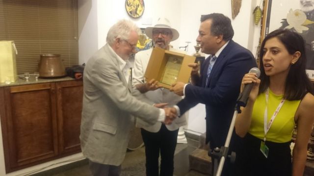 Председатель жюри британский режиссер Хью Хадсон получил одну из самых необычных и почетных наград мирового кино - Таллер Параджанова