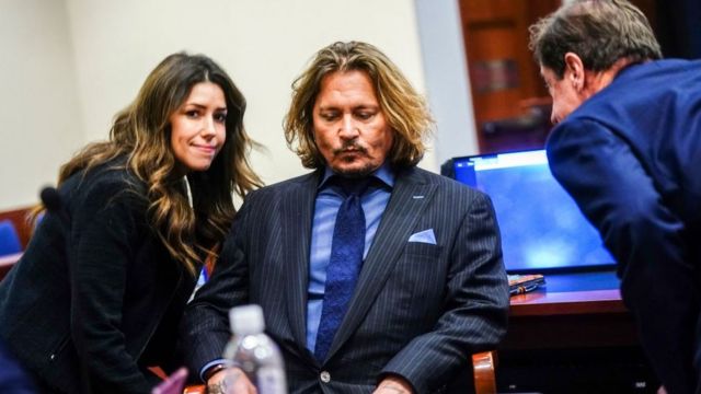 Johnny Depp con su equipo legal, incluyendo Camille Vásquez