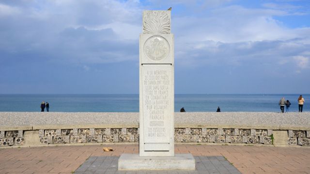 Un monumento en homenaje a los soldados canadienses caídos en Dieppe el 19 de agosto de 1942.