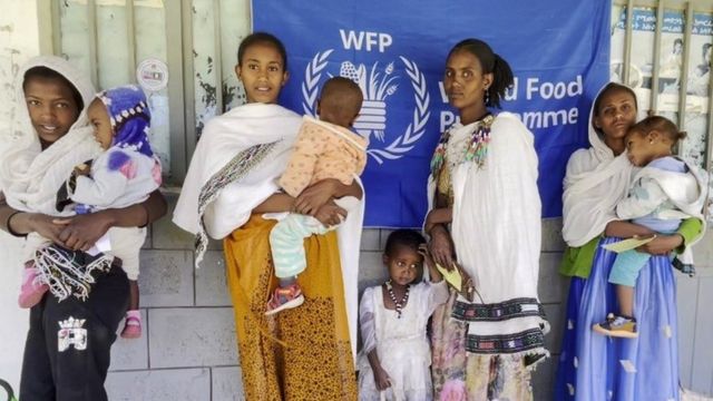 نساء ينتظرن الحصول على مساعدات من برنامج الأغذية العالمي