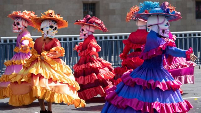 Mujeres con máscaras de calavera en el desfile de Día de Muertos