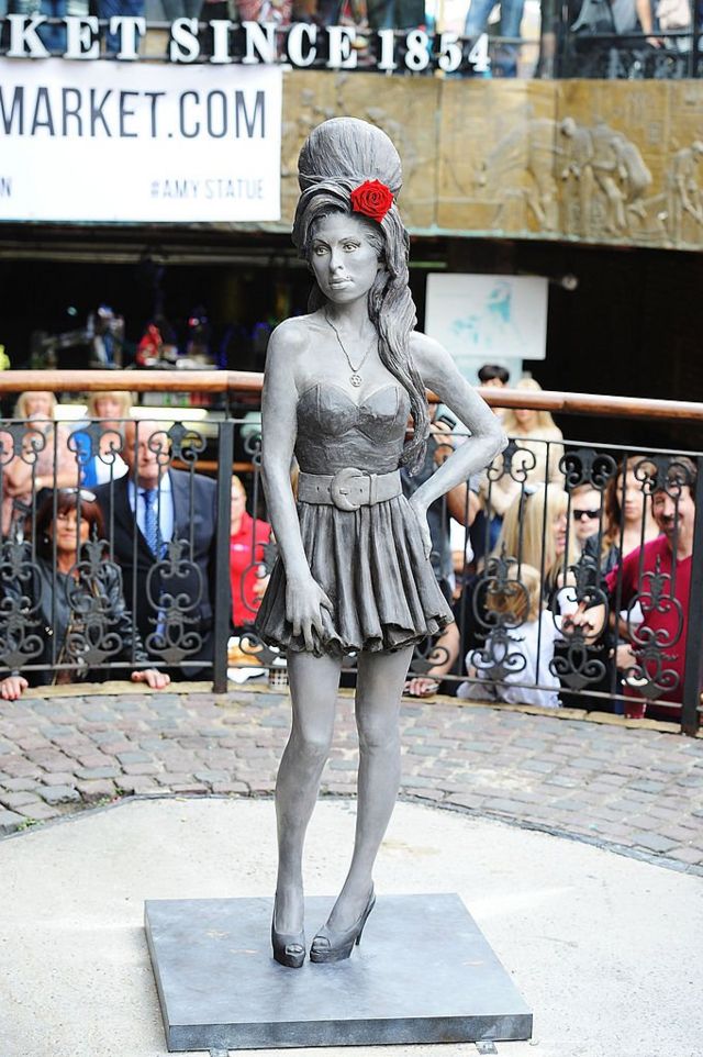 SEPTEMBER 14: A statue of the late Amy Winehouse is unveiled in Camden Town on September 14, 2014 in London, England. (Photo by Dave J Hogan/Getty Images)