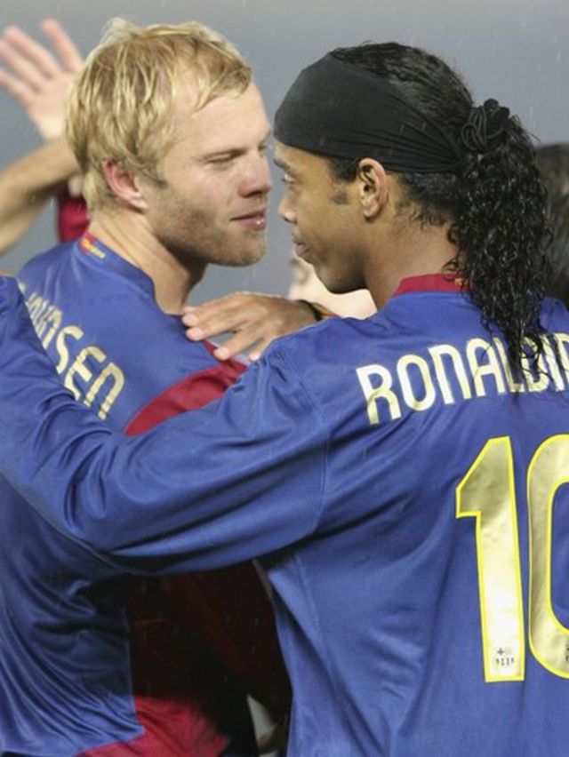 Eidur Gudjohnsen celebra un gol con Ronaldinho.