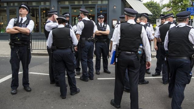 ยกระดับตำรวจในอังกฤษและเวลส์รุ่นใหม่ต้องจบปริญญาตรี - BBC News ไทย