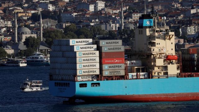 Контейнеровоз Maersk в Босфоре