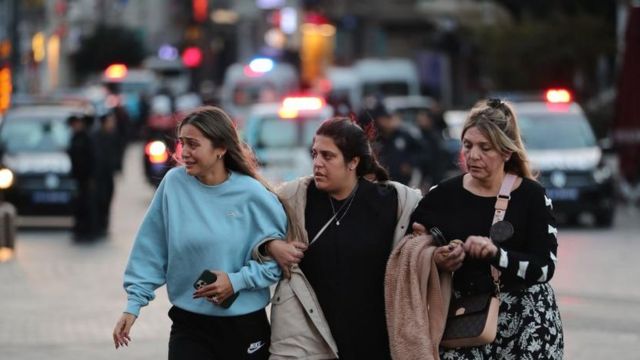 Pessoas correndo da área atingida por explosões em Istambul
