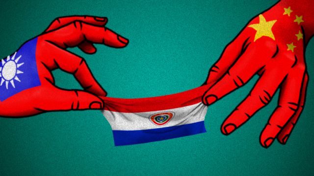 Ilustración de dos manos con los colores de las banderas de China y Taiwán, tironeando la bandera de Paraguay