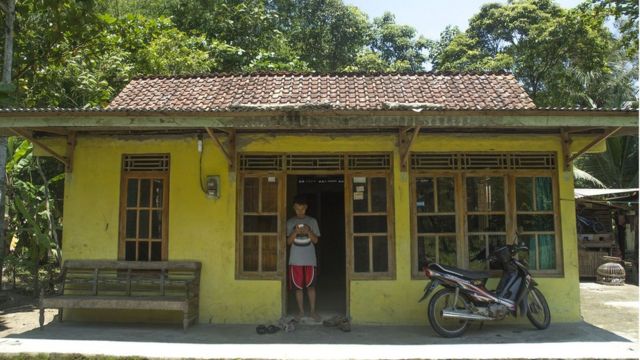Rumah sederhana keluarga Sumarti Ningsih di luar Cilacap, Jawa Tengah