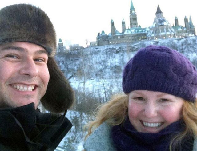Jesse y Lucie en la Colina del Parlamento en Ottawa.
