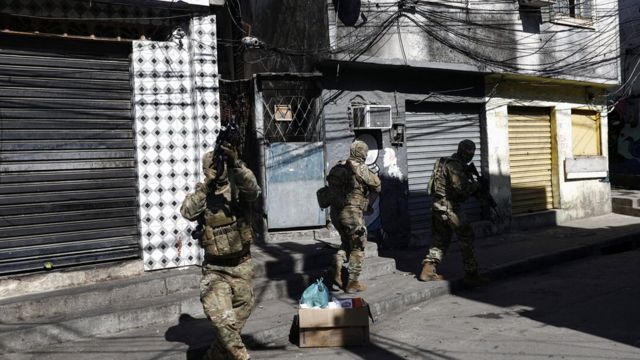 Policías durante la operación en el Complexo do Alemão