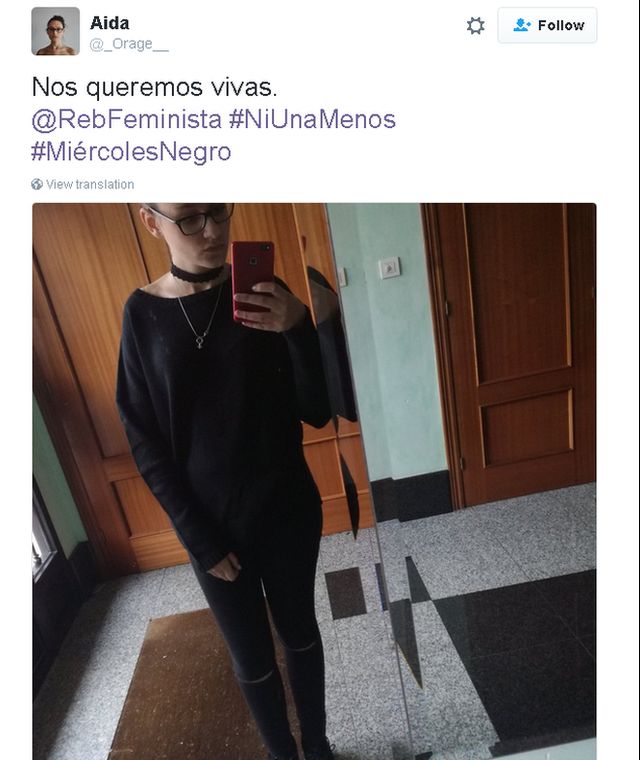 Tweet in Spanish with picture of women wearing black taken in the mirror