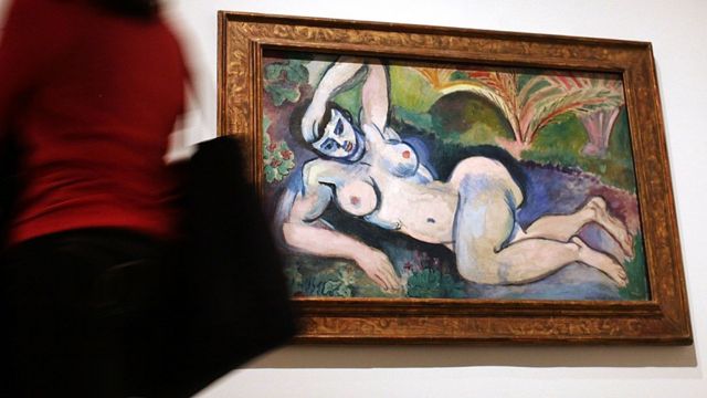 Visitante observa o 'Nu Azul' (1907), de Matisse, na exposição 'Steins Collect: Matisse, Picasso, and the Parisian Avant-Garde' do Met, em Nova York, 2012
