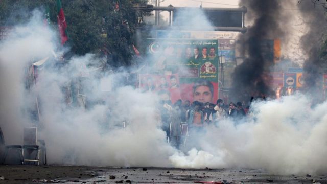 غاز ينتشر لتفريق حشد من أنصار خان