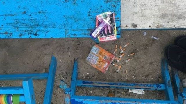 Bitucas de cigarro, garfo plástico e outros lixos espalhados