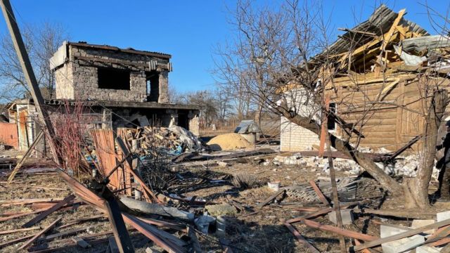 منظر لمبنى سكني دمره قصف روسي، مدينة ماكاريف بأوكرانيا