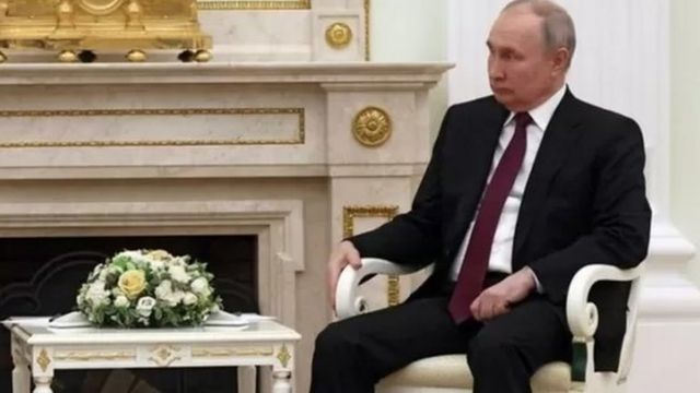 الكاتب يقول أن بوتين كان يتشبث بالكرسي ويبدو عليه التألم أثناء لقاء مع رئيس الصين في موسكو
