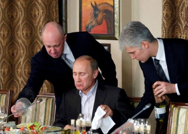 Yevgeny Prigozhin (trái) phục vụ Vladimir Putin (giữa) tại một bữa tối năm 2011