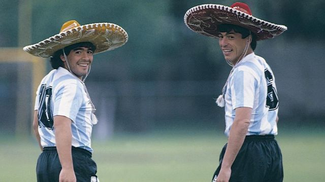 دنیل پاسارلا (راست) و  دیگو مارادونا در اردوی آمادگی جام جهانی ۱۹۸۶