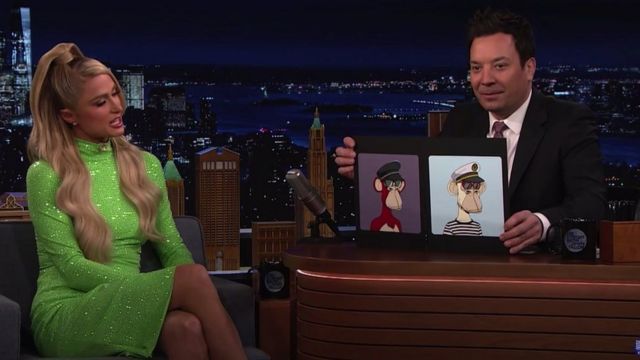 O comediante Jimmy Fallon e a socialite Paris Hilton exibindo seus NFTs do Macaco Entediado em janeiro de 2022