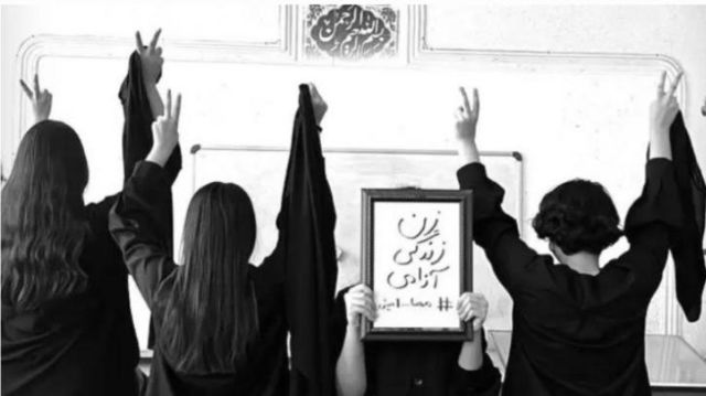 دامنه اعتراضات در ایران به سن کودکان رسیده و از جمله آنها در مدارس به محدودیت های متنوع اعمال شده از سوی حکومت، اعتراض می‌کنند