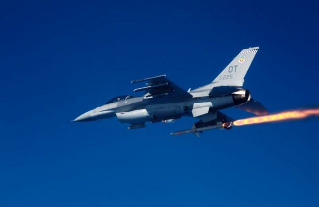 F-16 запускає протирадіолокаційну ракету AGM-88 HARM