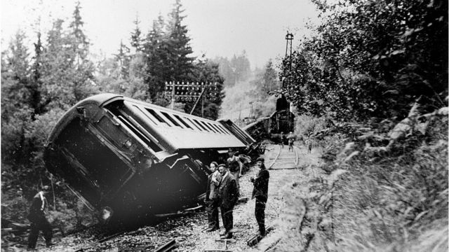 Trem descarrilado durante a guerra