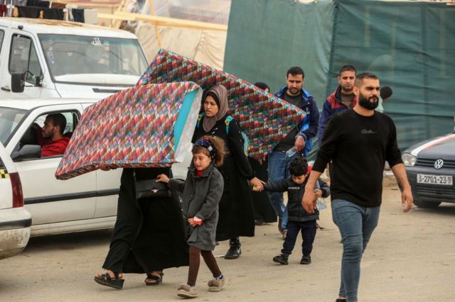 فلسطينيون من خان يونس ينزحون باتجاه رفح الحدودية مع مصر في 5 ديسمبر/ كانون الأول 2023