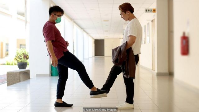 「武漢式打招呼」最先出現在中國,然後傳到世界各地。