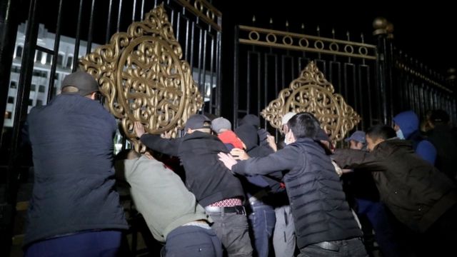 Kırgızistan'da düzenlenen protesto gösterisi
