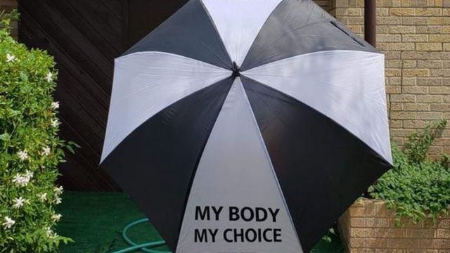 مظلة كتب عليها "جسدي هو اختياري"