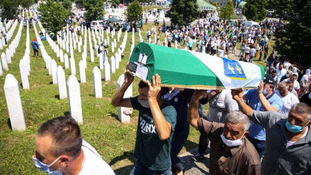 スレブレニツァの虐殺 から25年 新たに身元確認の9人を埋葬 cニュース