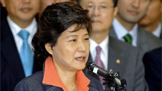 暴漢に襲われたけがの治療を終え退院した際に支持者の前で語るパク氏（2006年5月）