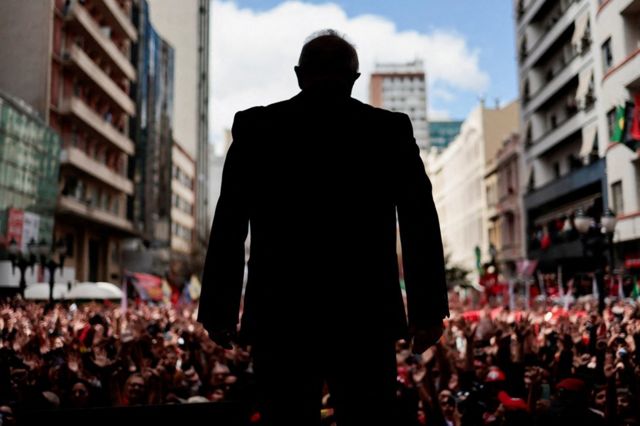 17 Eylül 2022'de eski Brezilya Devlet Başkanı Luiz Inacio Lula da Silva, 2022 Cumhurbaşkanlığı seçimlerinde Brezilya'nın Curitiba kentinde düzenlenen bir mitinge katıldı